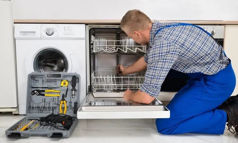 Kiraz Electrolux servisi teknisyen ekibi beyaz eşya tamiri yaparken